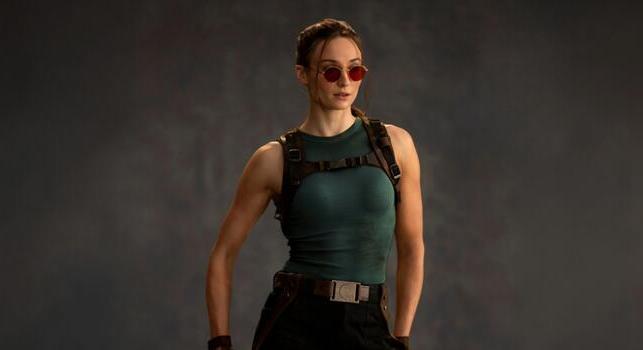 Sophie Turner akciózik a Tomb Raider-sorozat új forgatási videójában is