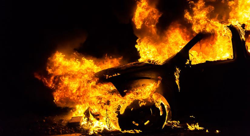 Kigyulladt egy autó az M0-on, megállították a forgalmat