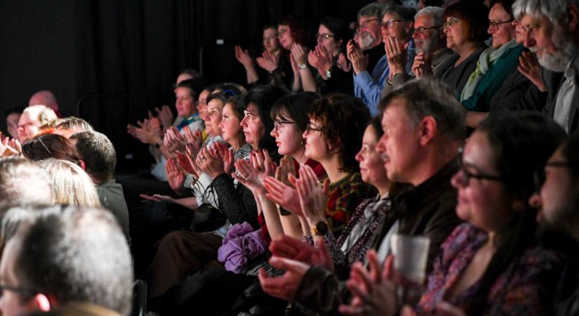Új bemutató a Csíki Játékszínben – Színpadon a 12 dühös ember
