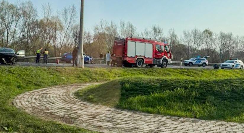 Baleset történt a 10-es főúton Tát térségében