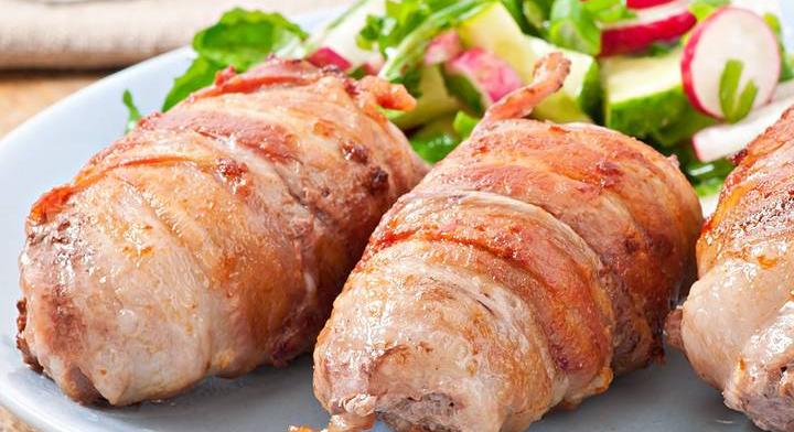 Szalonnába tekert, gombával töltött csirkemell: egyszerű recept a sütőből