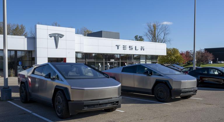 Súlyos balesetet okozott egy önvezető Tesla, Elon Musk készítheti a pénztárcáját