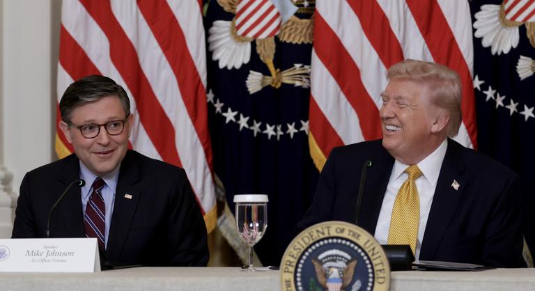 „Júniusra halott lett volna” – Donald Trump nevetve kotyogta ki egy képviselője halálos betegségét