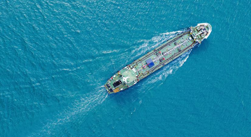 Könyöklő verseny indult az orosz olajért: már a nyílt vízen változtatnak irányt a megrakott tankerek