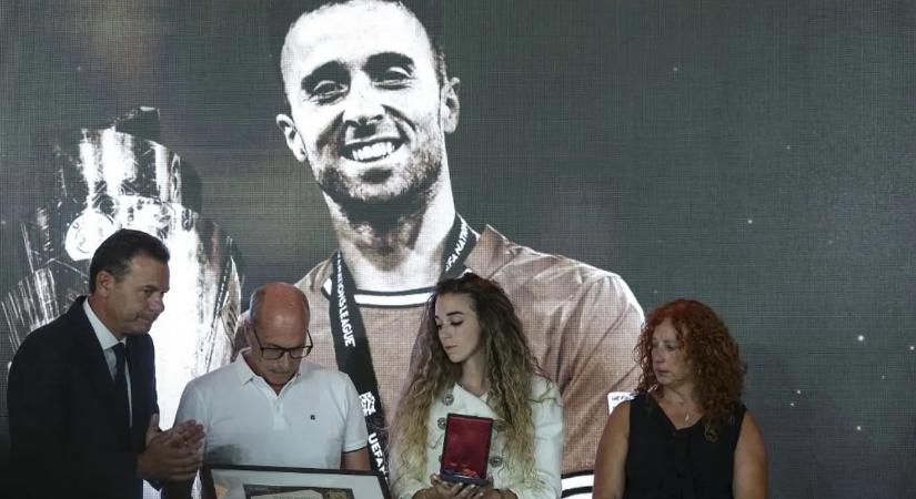 Olyan dologgal tisztelgett halott férje előtt Jota özvegye, amitől elnémult a tömeg