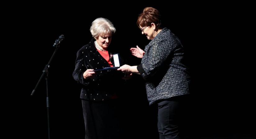 „Megszólalni sem tudtam” – Könnyeivel küszködve vette át a kitüntetést a gyermekorvos