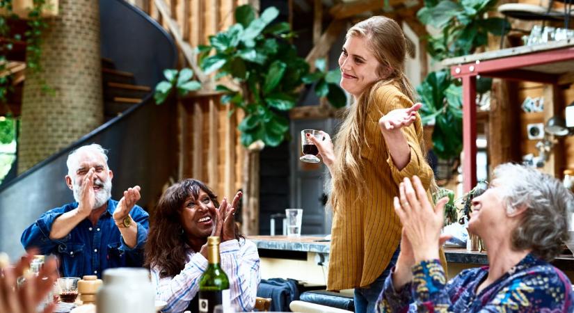 A pszichológia szerint ez jellemző azokra a nőkre, akik kényelmetlenül érzik magukat, ha dicséretet kapnak