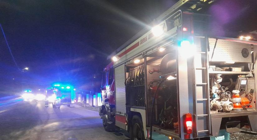 Nádastűzhöz riasztották a tűzoltókat, már a nyaralókat fenyegették a lángok (helyszíni fotók)