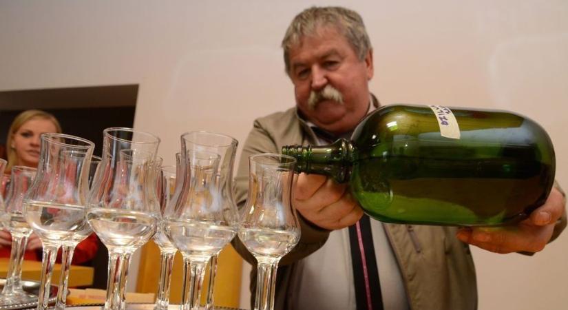 Végveszélyben a hungarikum? A marketinghiány és a rossz élmények miatt mélyül a pálinkaágazat válsága