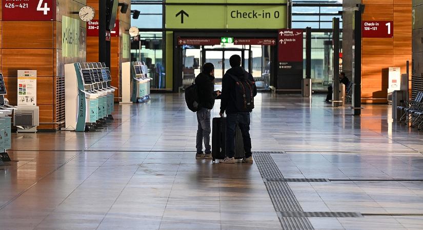 Földbe állt Berlin légiközlekedése, utasok tízezrei szívnak a reptéri balhé miatt