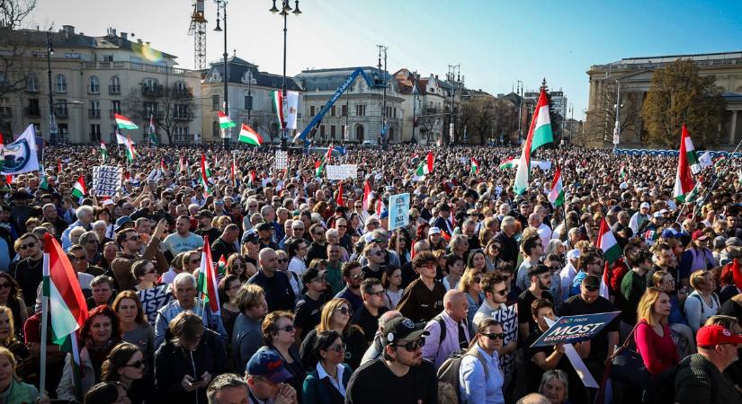 Tömegbecslő Kutatás: Magyar Pétert csaknem háromszor annyian hallgathatták a helyszínen március 15-én, mint Orbán Viktort
