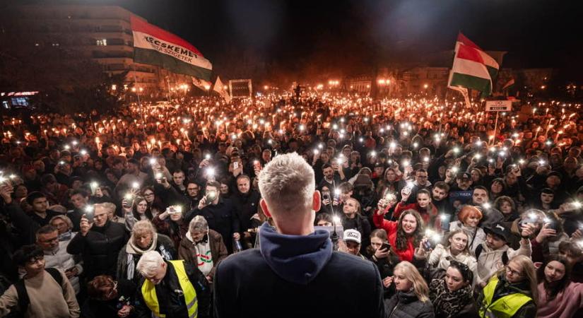 Folytatódik Orbán Viktor és Magyar Péter fotópárbaja – a TISZA elnöke rekordtömegről mutatott képet a kecskeméti beszéde után