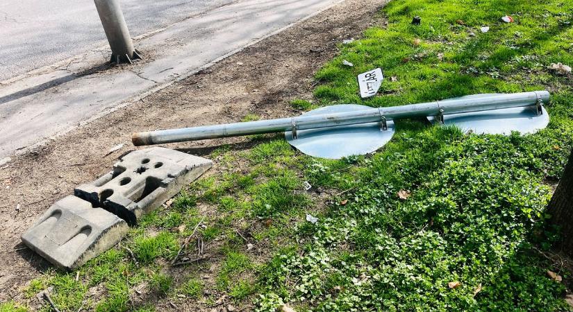 Egy tábla rossz napja: elütötték, elvitték, majd kikalapálták – hihetetlen jelenet játszódott le a zalai városban