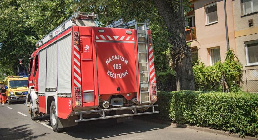 Hatalmas csattanás a 4-es úton: két teherautó ütközött