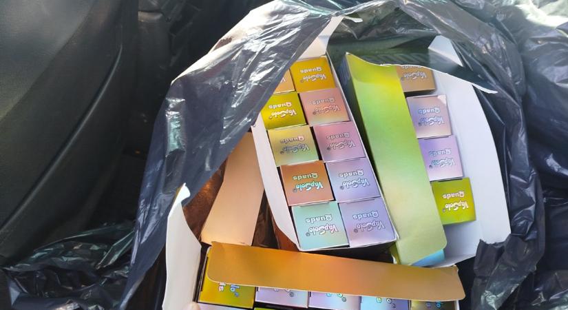 Több mint ezer doboz adózatlan cigaretta és „vape” került elő egy autóból