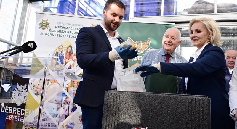 Csaknem egy éve csomagolták össze a Debreceni Egyetem kutatói a magokat, melyek most növényként tértek haza az űrből