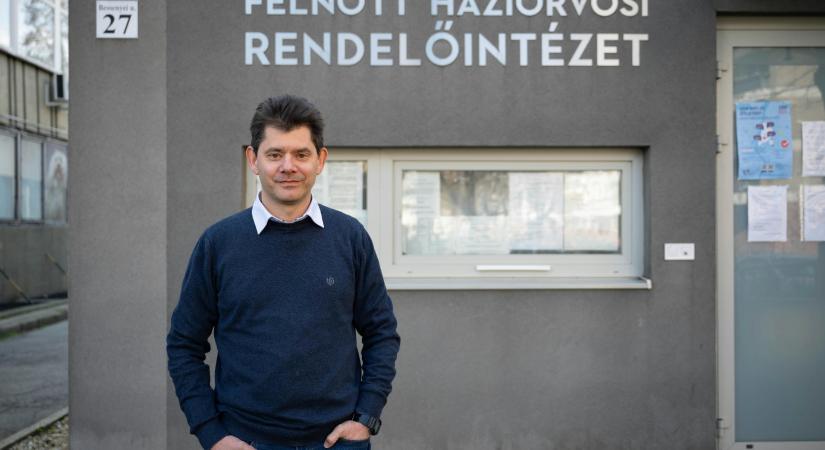 „Egészen Bécsig követném” – hiába írtak petíciót és szerveztek tüntetést, 2600 beteg vesztette el eddigi háziorvosát a 13. kerületben