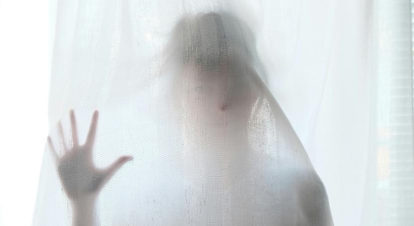 Csak biciklizni tanult az 5 éves fiú, mindeközben egy szellem figyelte csöndben