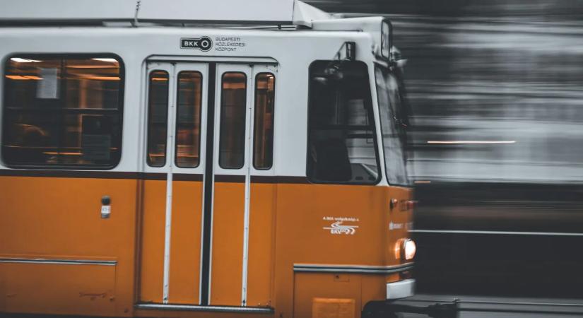 Megbénult a közlekedés – villamos és autó ütközött a IX. kerületben