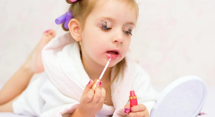 Szempillaspirál 9 évesen – hová tűnik a gyerekkor?