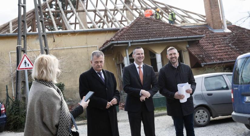 Nem semmi látvány, lebontják a százéves épületet a zalai város peremkerületében (galéria, videó)