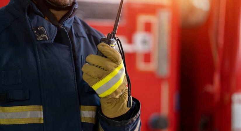 Tűzoltók szabadították ki az erkélyre zárt szülőket - 2 éves kisfiuk viccelte meg őket