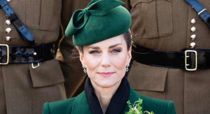 Katalin hercegné zöld kabátruhájában elképesztően sikkes volt: így pózolt a katonákkal