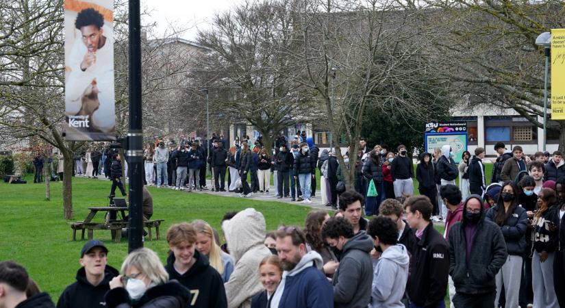 Példátlanul gyorsan terjed a gyilkos kór Angliában, már egy csecsemő is az intenzíven van