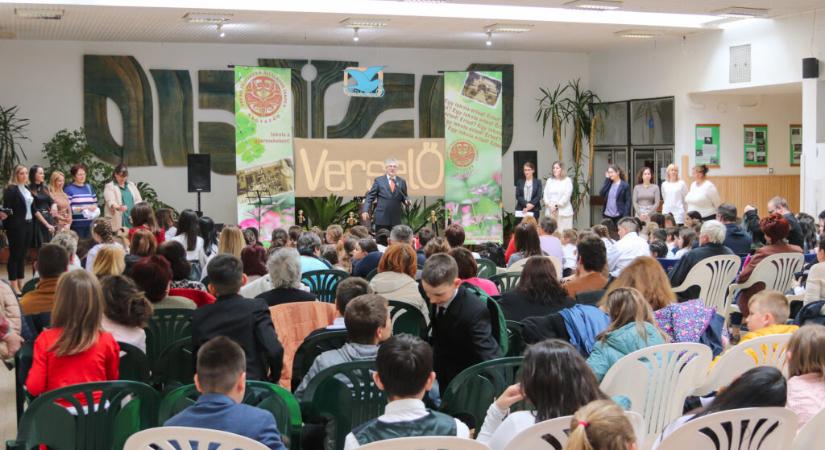 VerselŐ: Közel 150 dél-somogyi diák szavalt a nagyatádi Árpád iskolában