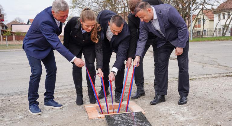 Évtizedek óta vártak egy áruházra, időkapszulával üzentek Csepelen
