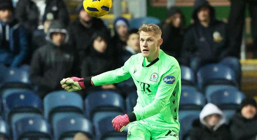 Videón Tóth Balázs elképesztő védése - angol klubja külön is kiemelte a "láthatatlan" bravúrt