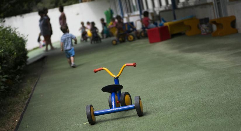 Megrángatta és az arcába kiabált egy kislánynak a bölcsődei nevelő Siófokon