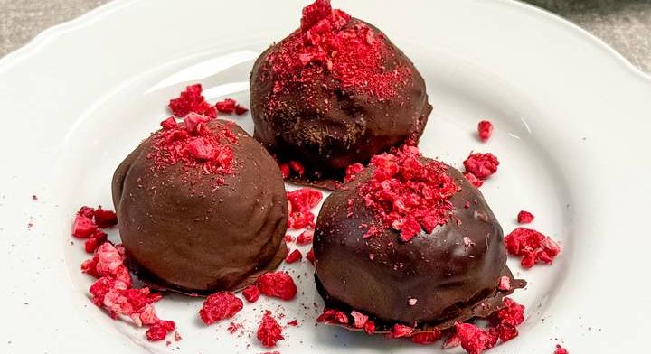 Ellenállhatatlan málnás trüffelgolyó: sütés és finomított cukor nélkül