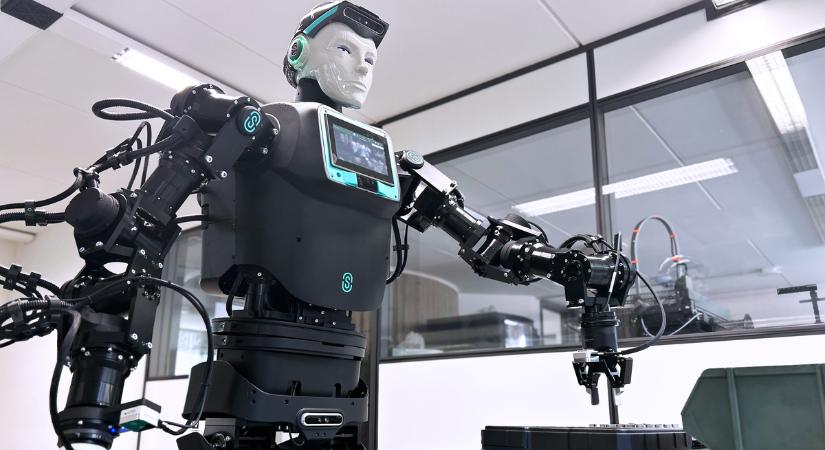 Az STMicroelectronics európai félvezetőgyártó üzemeiben humanoid robotokkal fokozzák a versenyképességet