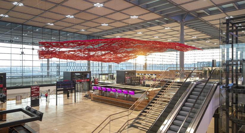 Teljesen leállt a berlini reptér, 445 járat marad ki