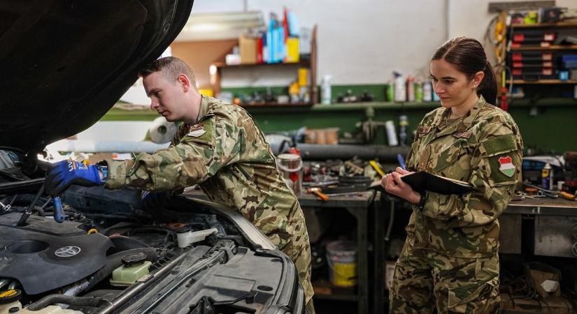 Ezer gép sorsa pihen a vállán: olyasmit tapasztalt Szentesen, amire az iskola nem készítette fel