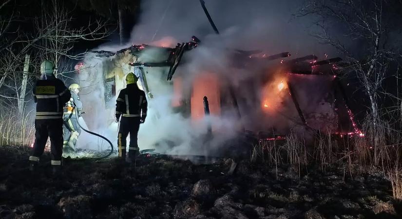 Száraz fű égetése veszélyeztetett egy házat a Huszti járásban
