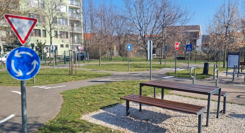 Megújult a Tittel Pál utcai KRESZ-park – biztonságosabb és korszerűbb lett a közlekedési játszótér