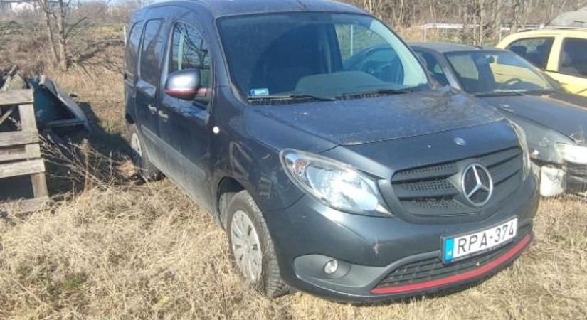 Mercedes kisbuszokat dobott árverésre a NAV, ez az 5 potom pénzért vihető fotók