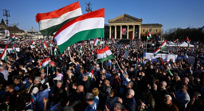 Váratlan fordulat a március 15-i számháborúban, külföldi újság olyan becslést tett, amit még sehol sem hallhattál