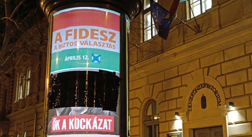 Feketére fóliázták a kormányplakátokat Szegeden