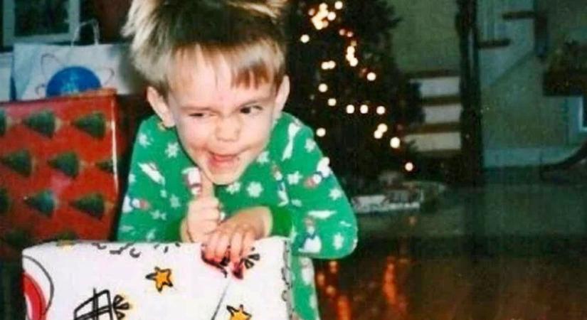 Felismered a képen látható aranyos kisfiút? Most 63 éves, korunk legviccesebb színésze