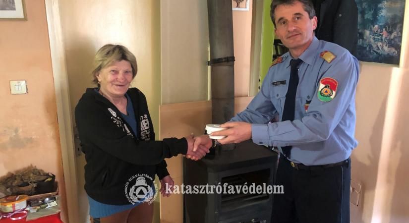 Életmentő érzékelőket kaptak mezőtúri családok