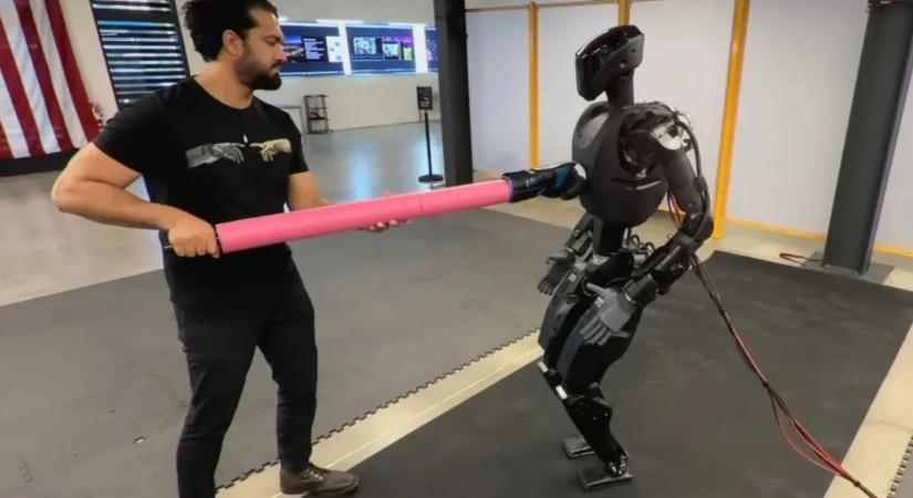 Humanoid robotokat küldött az ukrán frontra egy amerikai robotikai cég