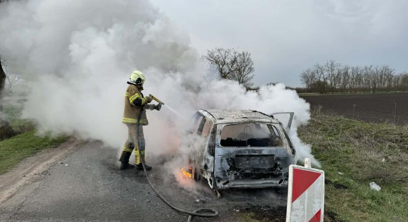 Kigyulladt egy autó Újszásznál