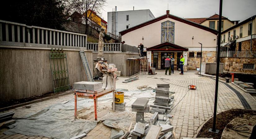 Közösségi teret alakítanak ki a mindszenti templomnál – fotókkal, videóval