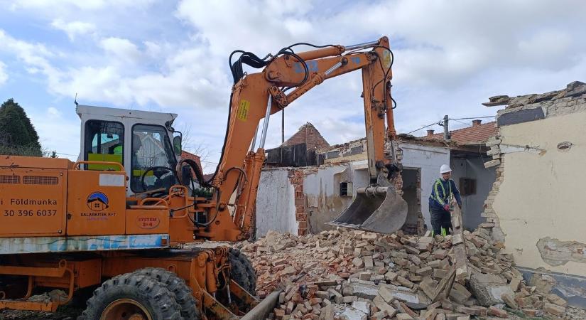 Eltűnik két, utcaképet csúfító torzó a zalai városban – Ez épül helyére (galéria, videó)