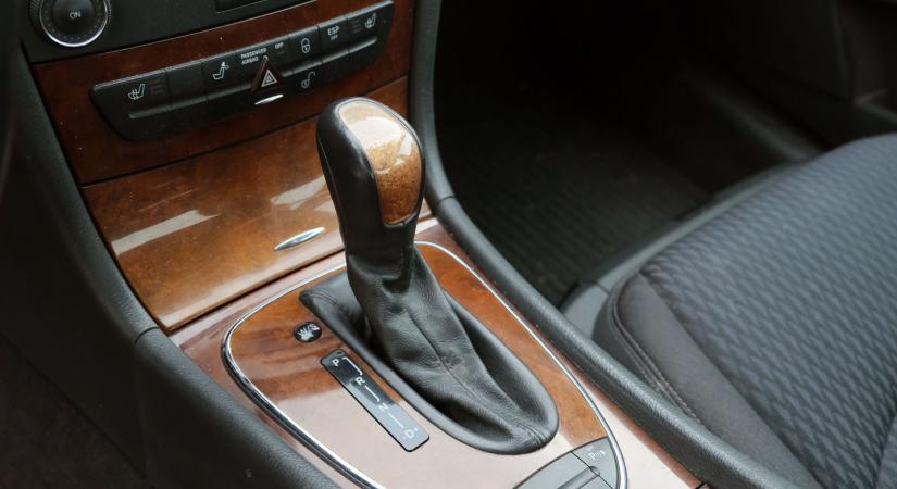 Automatáknál külön funkciót élesít a padlógáz