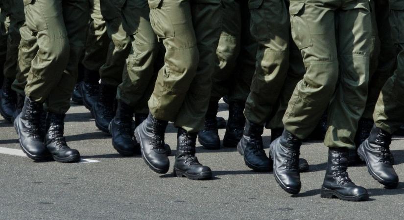 Szörnyű részletek derültek ki a tragikus hirtelenséggel elhunyt honvédtisztjelöltről: a laktanya épületének tetejéről zuhanhatott le