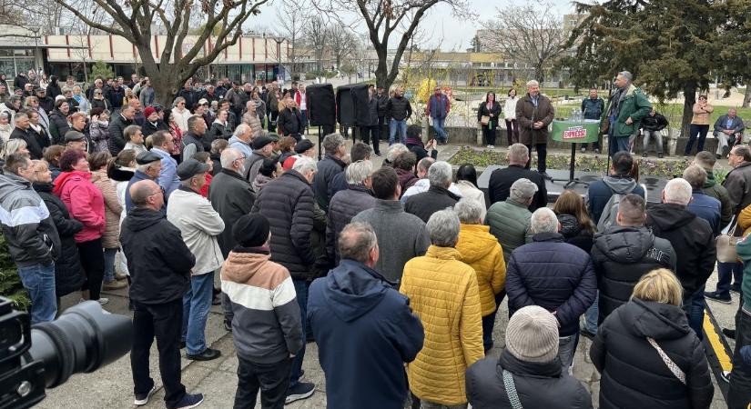 Pakson kampányolt Lázár János